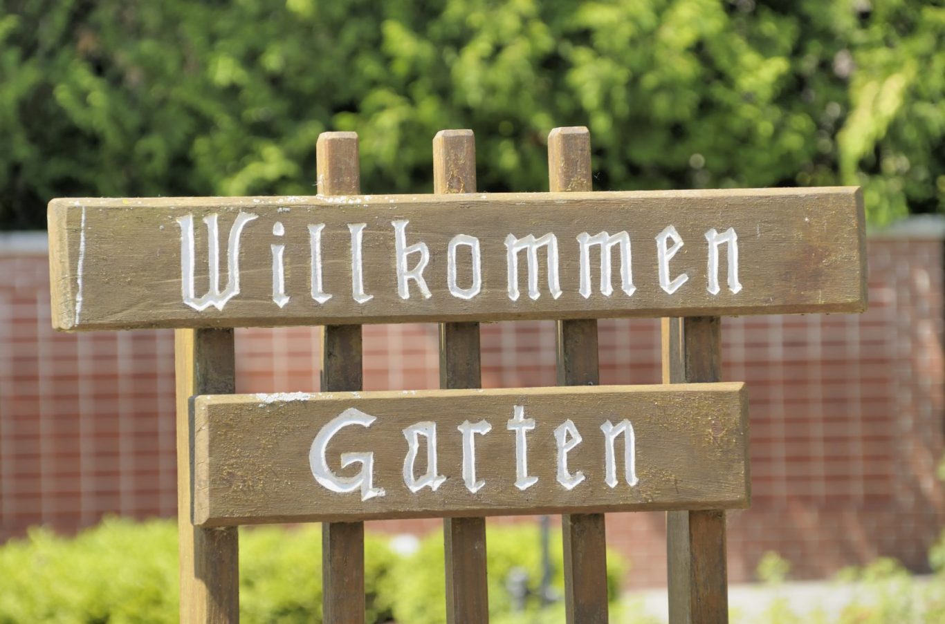 Willkommen-Schild für einen Garten in rustikalem Stil.